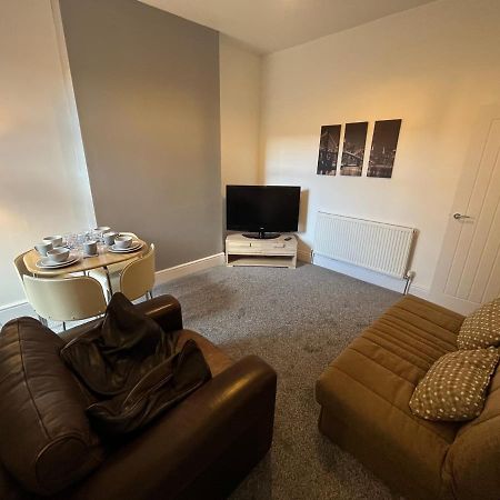 Amazing 8 Person 4 Bedroom And 2 Bathroom Mega House! Kingston upon Hull Exteriér fotografie