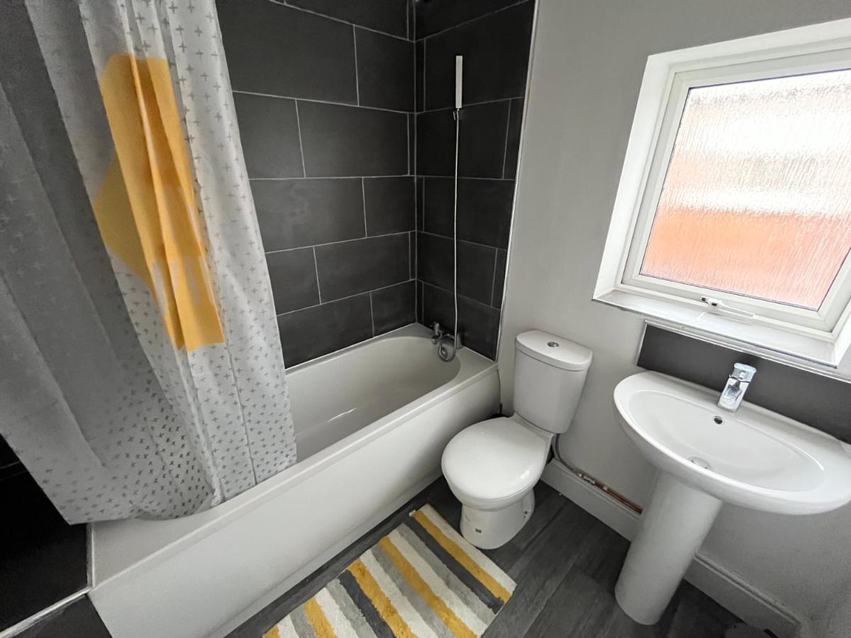 Amazing 8 Person 4 Bedroom And 2 Bathroom Mega House! Kingston upon Hull Exteriér fotografie